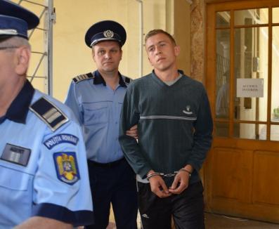 Tânărul suspectat de crima din Săcueni a fost arestat. Anchetatorii cred că a şi violat-o pe fată (FOTO)